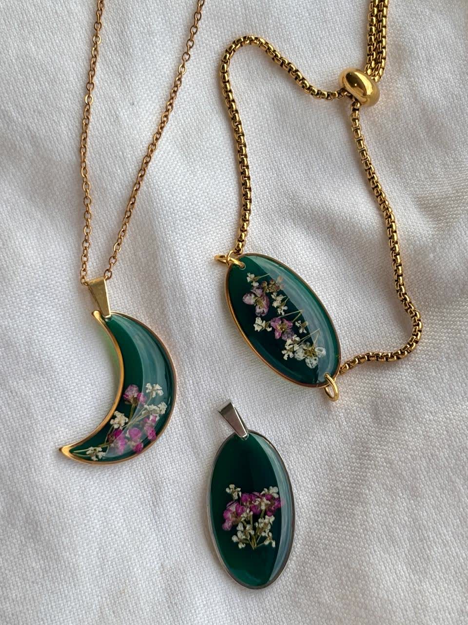 Set kalung dan gelang bunga berlatar hijau tua