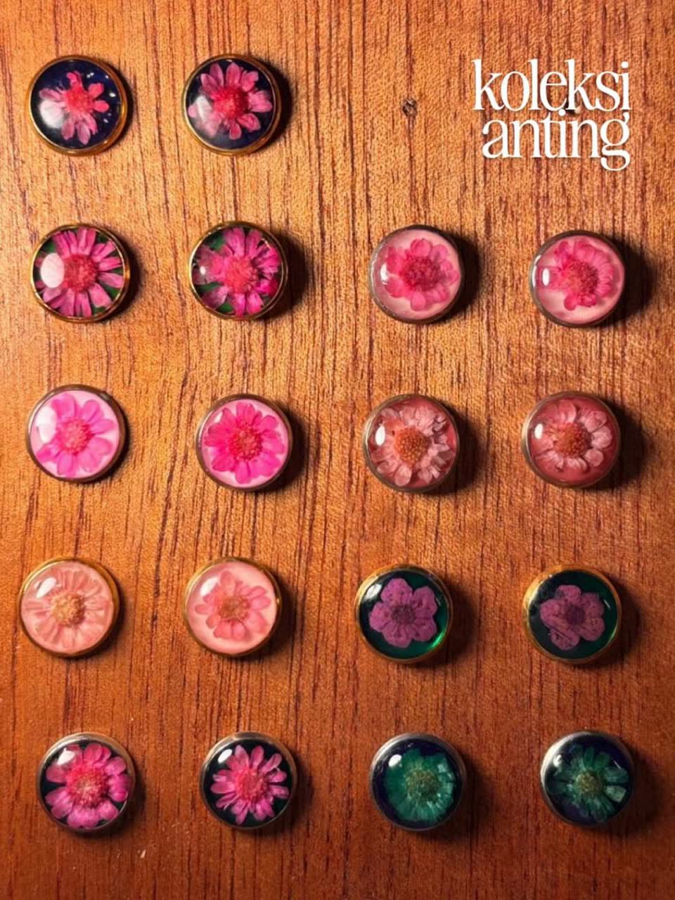 Koleksi anting bunga warna-warni